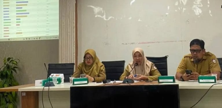 Dinas Kesehatan (Dinkes) Kota Makassar menggelar rapat monitoring dan evaluasi (monev) bersama jajaran manajemen Dinas Kesehatan serta 47 kepala puskesmas se-Kota Makassar di Aula Dinas Kesehatan Kota Makassar, Senin (27/7/2026)