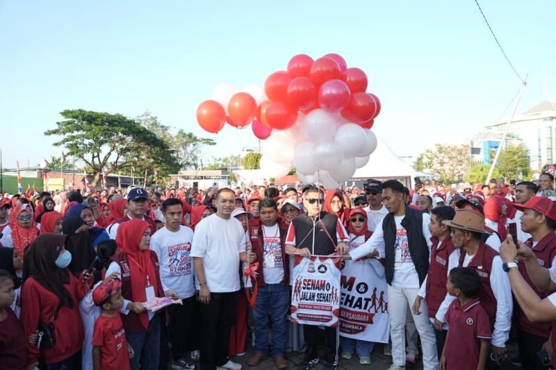 Wali Kota Makassar, Munafri Arifuddin, melepas sekaligus mengikuti kegiatan jalan sehat bersama warga Kelurahan Maccini Sombala, Kecamatan Tamalate, Minggu (23/8/2026) pagi