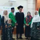 Keluarga H Sonte asal Kabupaten Wajo tengah diselimuti rasa bangga yang luar biasa. Dua buah hatinya, Nurdin Sonte dan Herlina Sonte, berhasil melangkah hingga puncak akademik tertinggi dengan merengkuh gelar Doktor dari Program Pascasarjana Universitas Muslim Indonesia (UMI) Makassar