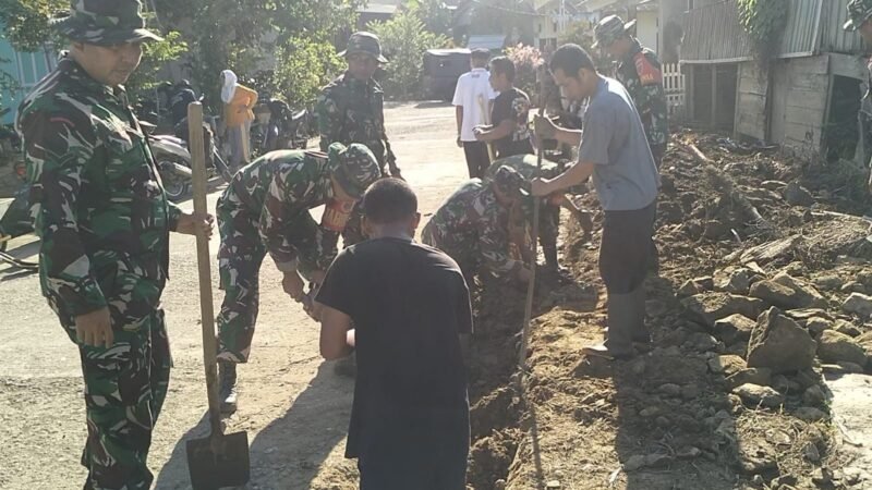 Koramil 1406-10/Pitumpanua yang dipimpin oleh Sertu Nanang S. melaksanakan kegiatan Karya Bhakti bersama masyarakat dalam rangka perbaikan saluran air di Desa Bau-Bau, Kecamatan Pitumpanua, Kabupaten Wajo, pada Senin (24/8/2026)