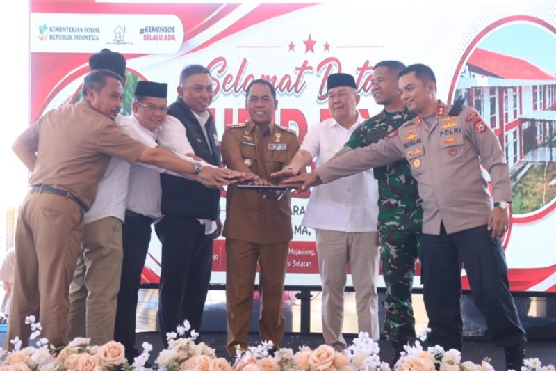 Kapolres Wajo AKBP Douglas Mahendra Jaya menghadiri kegiatan Open House sekaligus pembukaan Masa Pengenalan Lingkungan Sekolah (MPLS) Sekolah Rakyat Terintegrasi (SRT) 19 Wajo, Senin (24/8/2026)