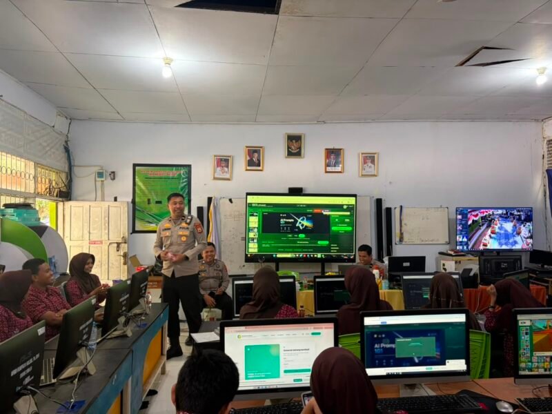 Polres Wajo melalui Bagian Sumber Daya Manusia (SDM) melaksanakan kegiatan edukasi dan sosialisasi pemahaman Artificial Intelligence (AI) bagi siswa SMA/SMK sederajat. Kegiatan tersebut berlangsung pada Rabu (26/8/2026) di SMA Negeri 3 Wajo, Kecamatan Tempe, Kabupaten Wajo, Sulawesi Selatan
