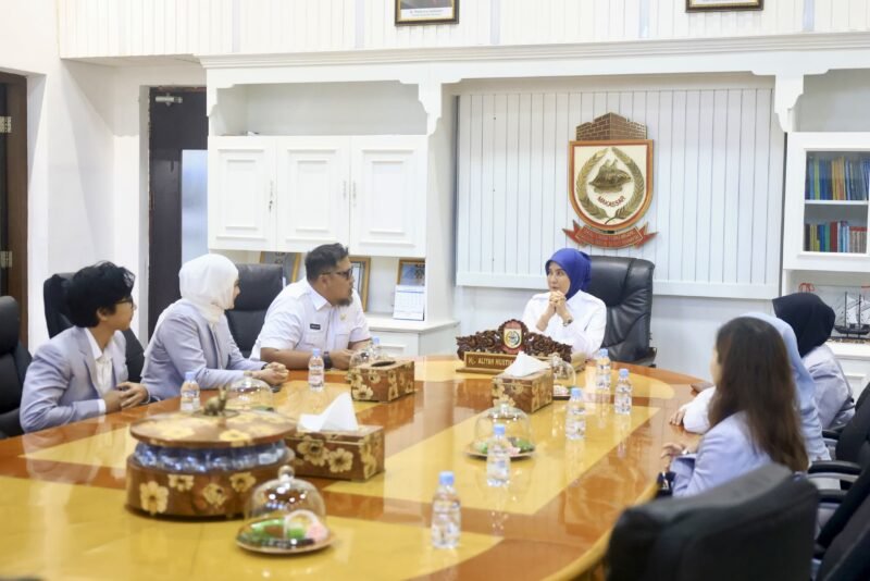 Sekretaris Dinas Kesehatan Makassar, dr. Ahmad Asy'arie mendampingi Wakil Wali Kota Makassar, Aliyah Mustika Ilham, menerima audiensi Pengurus Asosiasi Klinik Indonesia (ASKLIN) Sulawesi Selatan di Ruang Rapat Wakil Wali Kota Makassar, Rabu (26/8/2026)