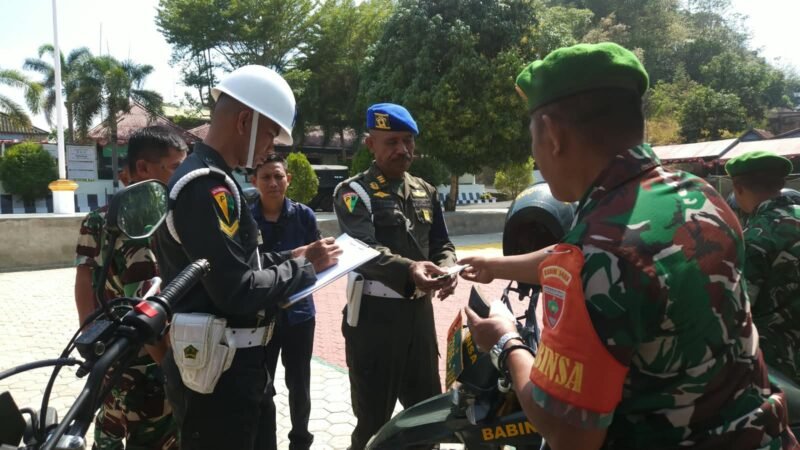 Kodim 1406/Wajo bersama Detasemen Polisi Militer (Denpom) XIV/1 Bone melaksanakan pemeriksaan kendaraan dinas dan kendaraan pribadi milik personel di Lapangan Makodim 1406/Wajo, Jalan Kejaksaan, Kelurahan Bulupabbulu, Kecamatan Tempe, Kabupaten Wajo, Kamis (27/8/2026)