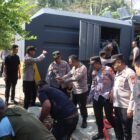 Kapolres Wajo AKBP Douglas Mahendrajaya menyalurkan bantuan air bersih sebanyak 6.000 liter kepada masyarakat di Lingkungan Cappa Bulu, Kelurahan Wiringpalennae, Kecamatan Tempe, Kabupaten Wajo, Sulawesi Selatan, Jumat (28/8/2026)