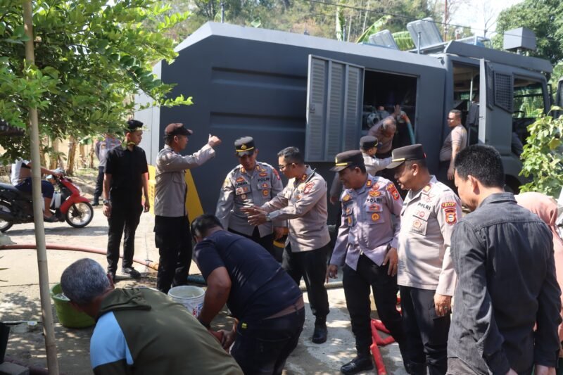 Kapolres Wajo AKBP Douglas Mahendrajaya menyalurkan bantuan air bersih sebanyak 6.000 liter kepada masyarakat di Lingkungan Cappa Bulu, Kelurahan Wiringpalennae, Kecamatan Tempe, Kabupaten Wajo, Sulawesi Selatan, Jumat (28/8/2026)