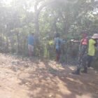 Babinsa Koramil 1406-03/Maniangpajo, Sertu Eko Yulianto, menggelar aksi gotong royong membersihkan jalan bersama warga di Kelurahan Anabanua, Kecamatan Maniangpajo, Kabupaten Wajo, Minggu (30/8/2026)