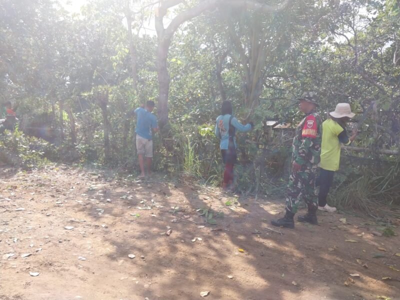 Babinsa Koramil 1406-03/Maniangpajo, Sertu Eko Yulianto, menggelar aksi gotong royong membersihkan jalan bersama warga di Kelurahan Anabanua, Kecamatan Maniangpajo, Kabupaten Wajo, Minggu (30/8/2026)