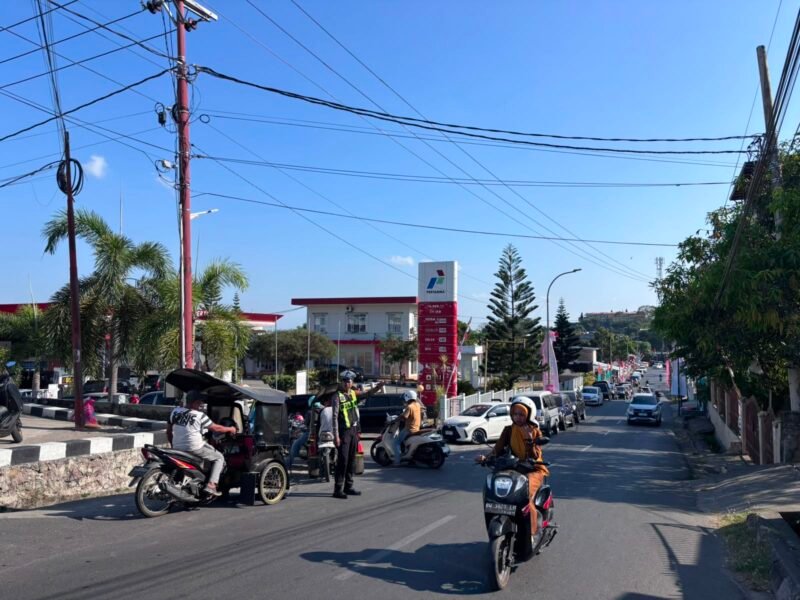 Unit Turjawali Sat Lantas Polres Wajo melakukan patroli dan pengaturan arus lalu lintas di sejumlah area depan SPBU