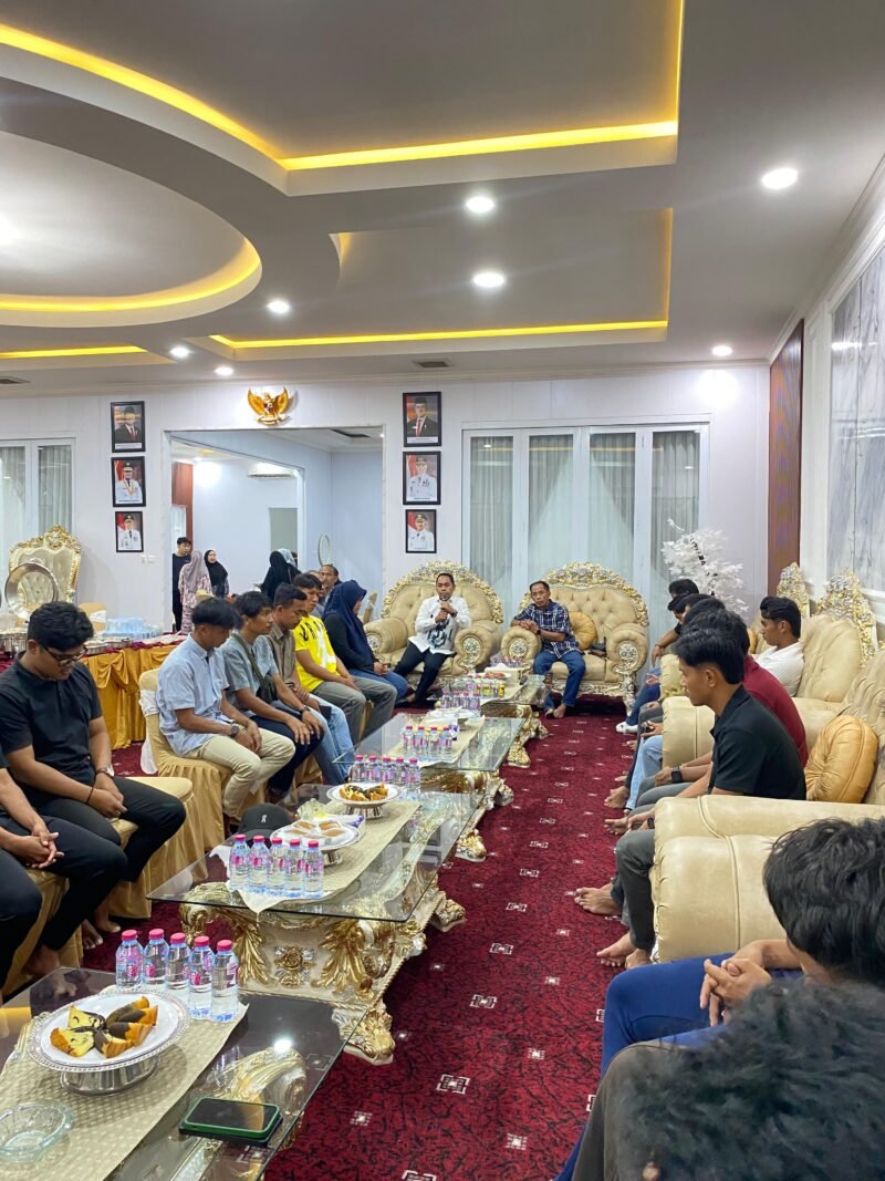 Bupati Wajo Andi Rosman temui manajemen dan pemain tim Sepak Bola Kabupaten Wajo di Rumah Jabatan Bupati, Jl Veteran Sengkang, Minggu (31/8/2026)