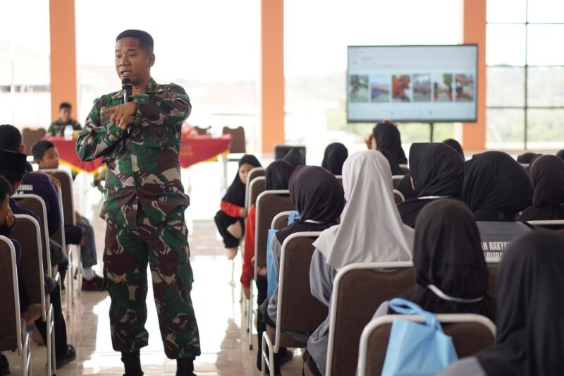 Upaya membentuk generasi muda yang berkarakter, disiplin, dan memiliki ketahanan fisik terus dilakukan Kodim 1406/Wajo. Senin (31/8/2026), bertempat di lingkungan Labukkang, Kelurahan Uraiyang, Kabupaten Wajo, digelar kegiatan pemberian materi pembentukan karakter dan kedisiplinan kepada peserta didik Sekolah Rakyat Terintegrasi (SRT) 19 Wajo