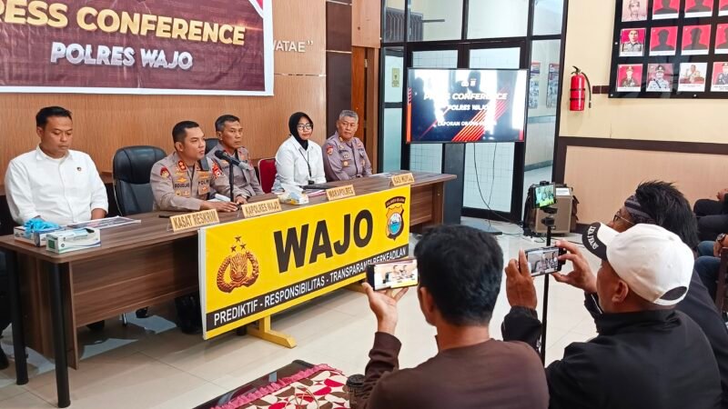 Polres Wajo menggelar press conference di lobi Mapolres Wajo, Senin (10/08/2026) 