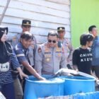 Polres Wajo menyalurkan bantuan 12.000 liter air bersih kepada warga Kelurahan Maddukkelleng, Kecamatan Tempe, Kabupaten Wajo, Sulawesi Selatan, Selasa (1/9/2026).