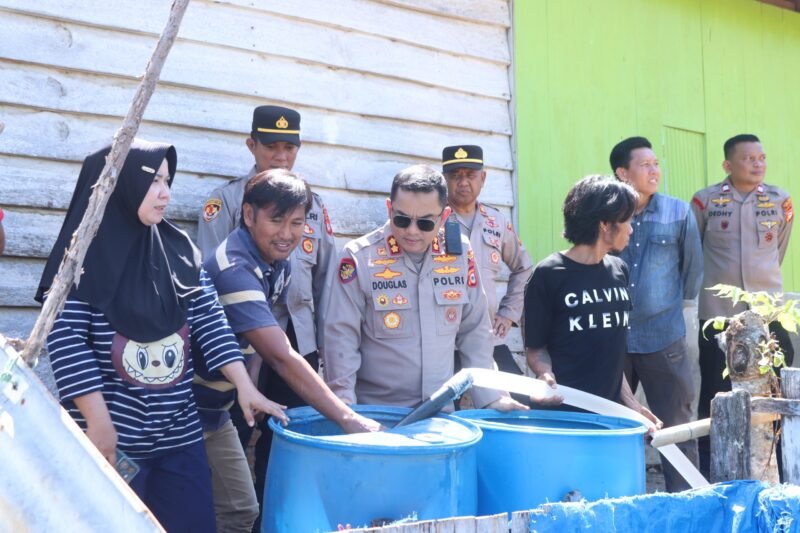Polres Wajo menyalurkan bantuan 12.000 liter air bersih kepada warga Kelurahan Maddukkelleng, Kecamatan Tempe, Kabupaten Wajo, Sulawesi Selatan, Selasa (1/9/2026).