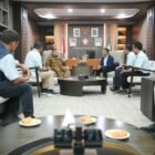 Wali Kota Makassar, Munafri Arifuddin dengan pihak manajemen PLN UID Sulselrabar untuk melakukan audiensi di Kantor Balai Kota Makassar, Selasa (1/9/2026)