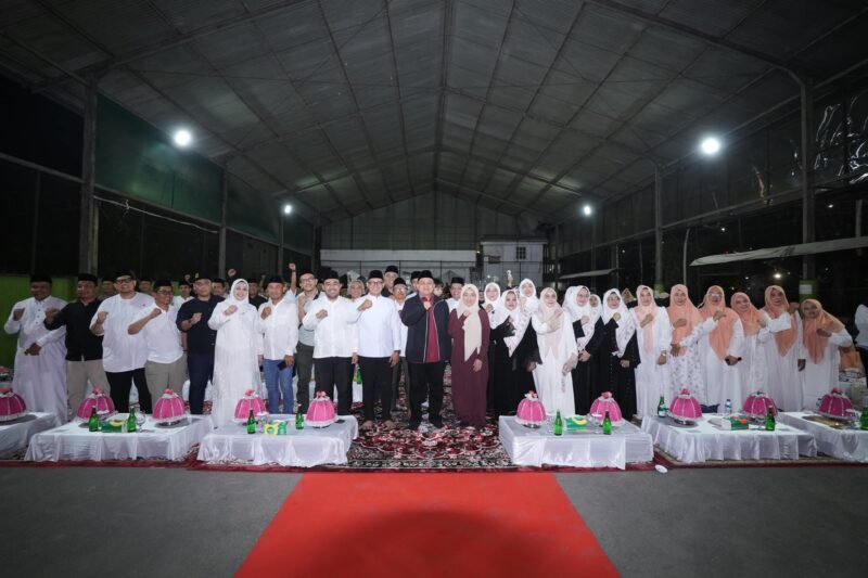 Wali Kota Makassar, Munafri Arifuddin menghadiri Peringatan Maulid Nabi Besar Muhammad SAW yang dirangkaikan dengan doa bersama untuk mengenang satu tahun tragedi 29 Agustus 2025 di Lapangan Tenis DPRD Kota Makassar, Selasa (1/9/2026) malam