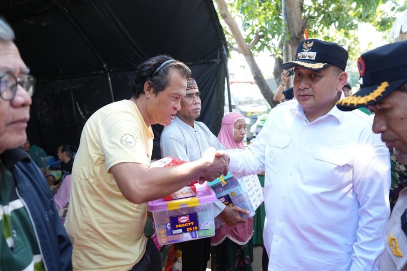 Wali Kota Makassar, Munafri Arifuddin meninjau posko pengungsian korban kebakaran di kawasan Asrama Mattoanging TNI di Jalan Cendrawasih, Kelurahan Pabatang, Kecamatan Mamajang, Rabu (2/9/2026)