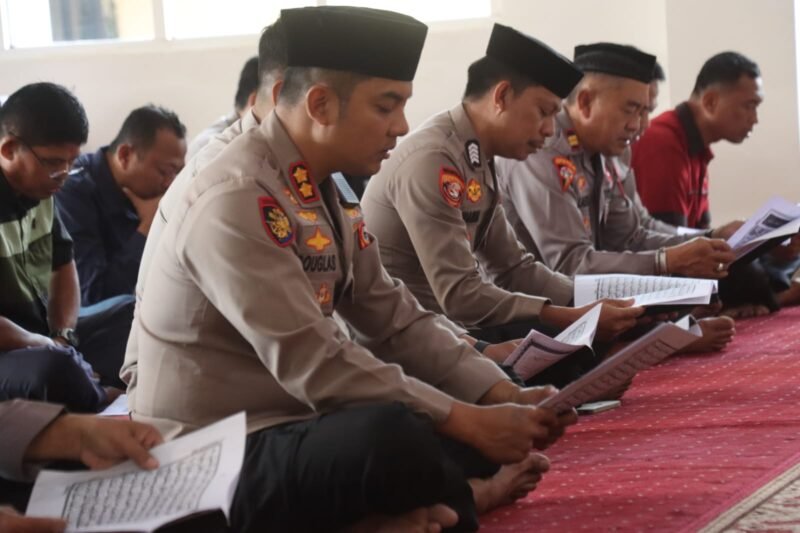 Kepolisian Resor (Polres) Wajo rutin menggelar pembinaan rohani dan mental (Binrohtal) bagi personel sebagai upaya memperkuat keimanan dan ketakwaan sekaligus membentuk karakter anggota Polri yang humanis dalam menjalankan tugas. Kegiatan tersebut berlangsung di Masjid At-Taqwa Mapolres Wajo, Kabupaten Wajo, Sulawesi Selatan, Kamis (3/9/2026)