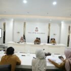Wali Kota Makassar Munafri Arifuddin bersama Kepala Kantor BPN/ATR Kota Makassar, Johanis Buapi serta jajaran menghadiri rapat koordinasi proyek pembangunan Jembatan Barombong
