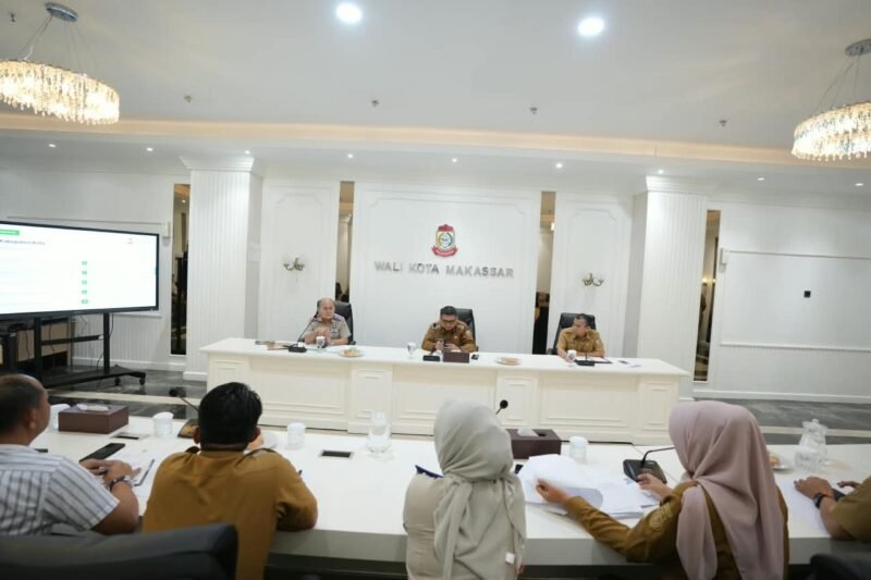 Wali Kota Makassar Munafri Arifuddin bersama Kepala Kantor BPN/ATR Kota Makassar, Johanis Buapi serta jajaran menghadiri rapat koordinasi proyek pembangunan Jembatan Barombong