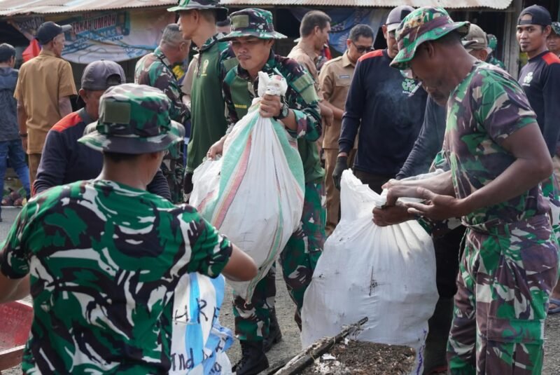 Kodim 1406/Wajo menggelar kerja bakti bersama lintas instansi di kawasan Pasar Mini Sengkang, Jalan Sungai Siwa, Kelurahan Padduppa, Kecamatan Tempe, Kabupaten Wajo, Senin (7/9/2026)
