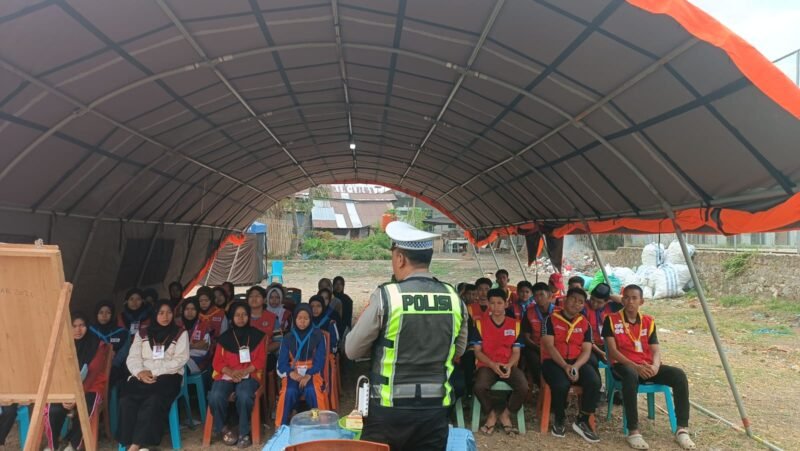 Satlantas Polres Wajo memberikan edukasi tertib berlalu lintas dan safety riding kepada peserta Jumpa Bakti Gembira (JUMBARA) PMR-PMI tingkat Kabupaten Wajo, Senin (7/9/2026)