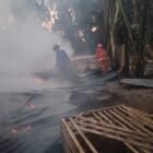 Satu unit rumah panggung milik NN (37) di Dusun Wajo Wajo, Desa Tosora, Kecamatan Majauleng, Kabupaten Wajo, Sulawesi Selatan, ludes terbakar pada Selasa (8/9/2026) pagi