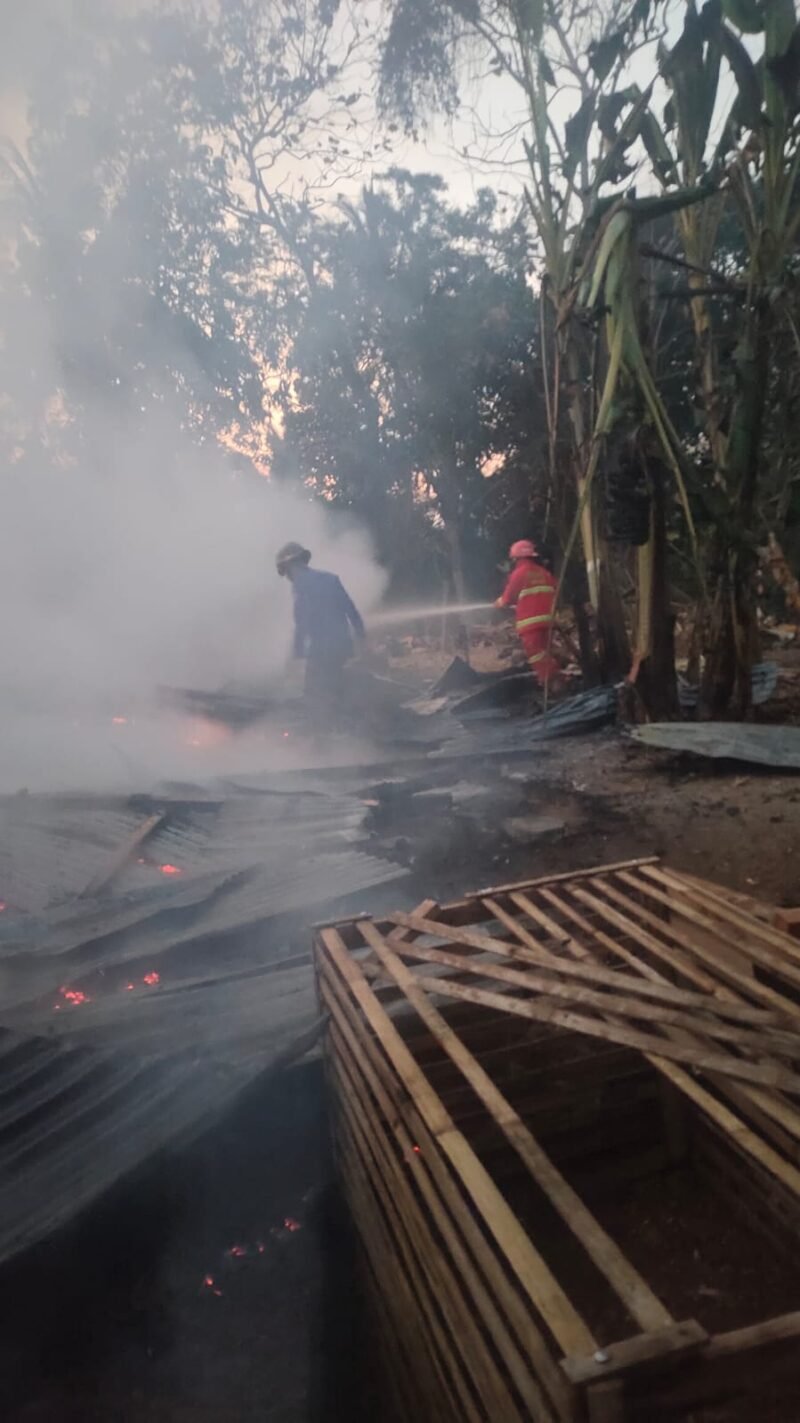 Satu unit rumah panggung milik NN (37) di Dusun Wajo Wajo, Desa Tosora, Kecamatan Majauleng, Kabupaten Wajo, Sulawesi Selatan, ludes terbakar pada Selasa (8/9/2026) pagi