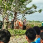 Menyambut Hari Ulang Tahun (HUT) ke-81 Tentara Nasional Indonesia (TNI) Tahun 2026, Kodim 1406/Wajo menggelar aksi penanaman pohon mangrove di kawasan pesisir Bangsalae, Kelurahan Siwa, Kecamatan Pitumpanua, Kabupaten Wajo, Selasa (8/9/2026)