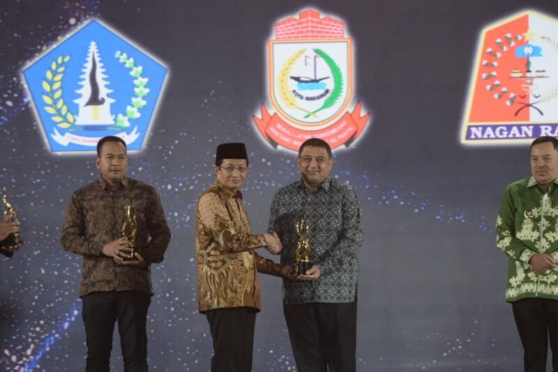 Wali Kota Makassar, Munafri Arifuddin menerima penghargaan daerah peduli akses dan infrastruktur pendidikan yang diserahkan langsung oleh Menteri Agama Republik Indonesia, Prof. Dr. KH. Nasaruddin Umar, dalam acara puncak HUT ke-15 KompasTV yang digelar di Hotel Bidakara, Jakarta, Rabu (9/9/2026) malam