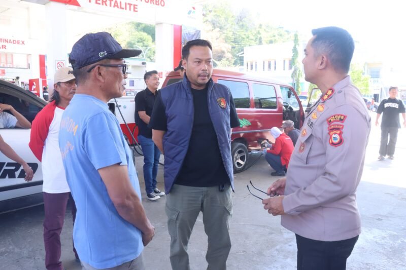Kapolres Wajo AKBP Douglas Mahendrajaya turun langsung mengecek ketersediaan BBM dan kondisi antrean kendaraan di SPBU Ammessangeng, Jalan Sawerigading, Kecamatan Tempe, Kabupaten Wajo, Minggu (13/9/2026)
