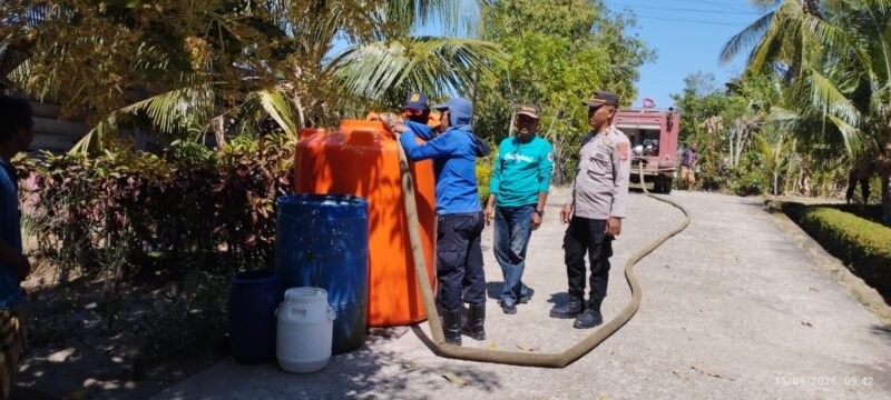 Polsek Keera bersama unsur Forum Koordinasi Pimpinan Kecamatan (Forkopimcam) Keera dan Tim Terpadu Kabupaten Wajo menyalurkan bantuan air bersih kepada masyarakat di sejumlah desa, Selasa (15/9/2026)