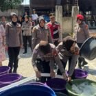Sejumlah personel, termasuk Polisi Wanita (Polwan), turun langsung menyalurkan bantuan air bersih kepada warga di Desa Pakkanna, Kecamatan Tanasitolo, Kabupaten Wajo, Rabu (16/9/2026)