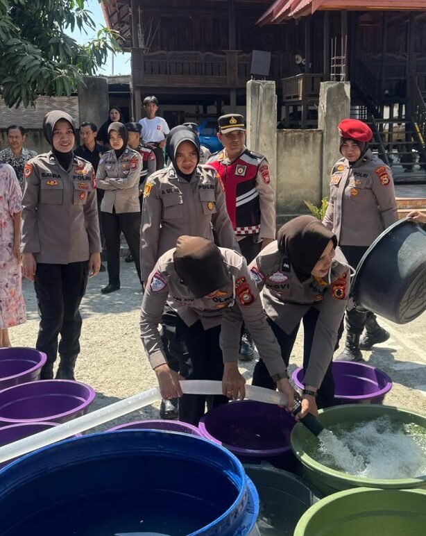 Sejumlah personel, termasuk Polisi Wanita (Polwan), turun langsung menyalurkan bantuan air bersih kepada warga di Desa Pakkanna, Kecamatan Tanasitolo, Kabupaten Wajo, Rabu (16/9/2026)