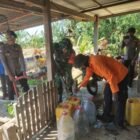Babinsa Desa Lapukke Koramil 1406-06/Pammana Serda Apriyaya melaksanakan pendampingan penyaluran bantuan air bersih yang dilakukan oleh Satgas Bencana dan Kekeringan di Dusun Bila, Desa Lapukke, Kecamatan Pammana, Kabupaten Wajo, Rabu (16/9/2026)