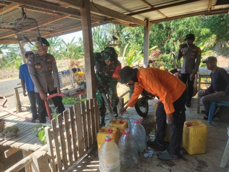 Babinsa Desa Lapukke Koramil 1406-06/Pammana Serda Apriyaya melaksanakan pendampingan penyaluran bantuan air bersih yang dilakukan oleh Satgas Bencana dan Kekeringan di Dusun Bila, Desa Lapukke, Kecamatan Pammana, Kabupaten Wajo, Rabu (16/9/2026)