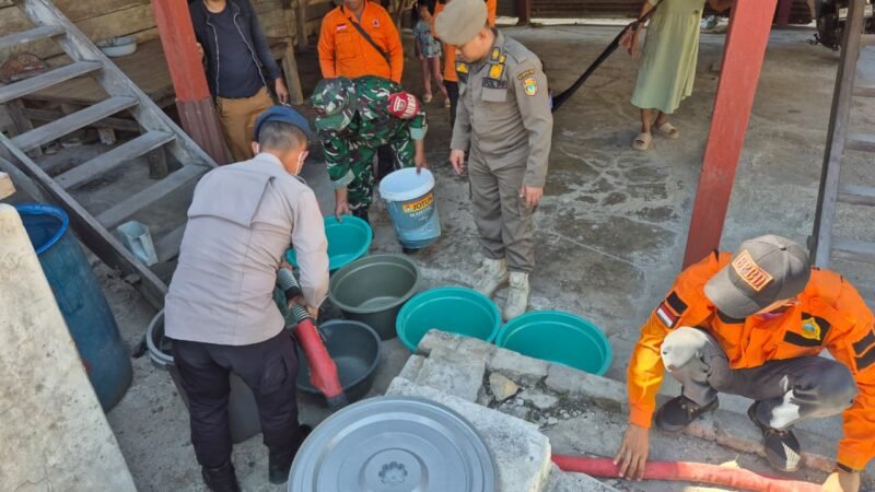 Babinsa Koramil 1406-01/Tempe Kodim 1406/Wajo Serka Rahmat Husain bersama Satgas BPBD Kabupaten Wajo melaksanakan kegiatan pendistribusian air bersih kepada masyarakat di beberapa desa di Kecamatan Tanasitolo, Kabupaten Wajo, Kamis (17/9/2026)