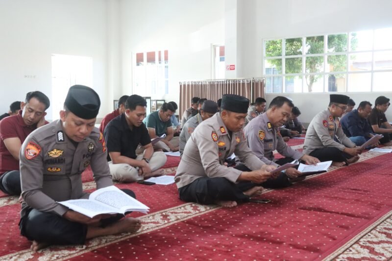 Polres Wajo rutin melaksanakan kegiatan Bimbingan Rohani dan Mental (Binrohtal) sebagai upaya memperkuat keimanan sekaligus membentuk karakter personel yang humanis dalam menjalankan tugas sebagai anggota Polri