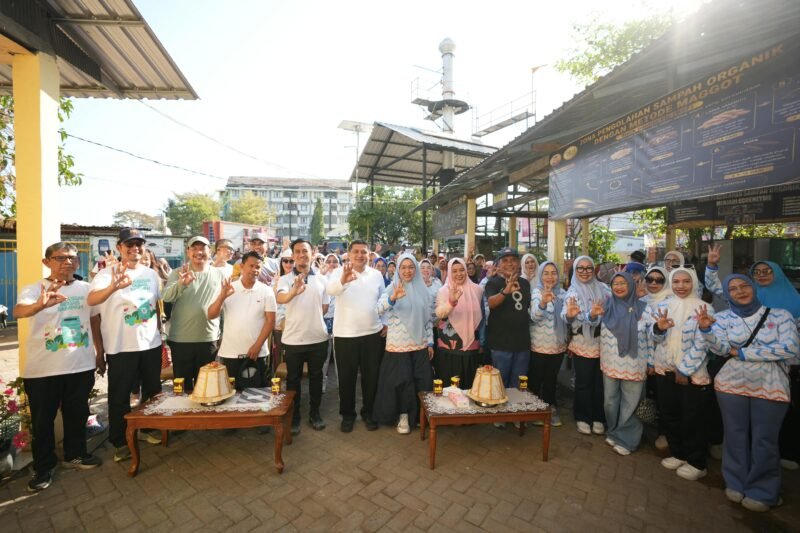 Wali Kota Makassar, Munafri Arifuddin alias Appi, bersama Ketua Dewan Lingkungan Kota Makassar, Melinda Aksa, turun langsung memimpin aksi bersih-bersih lingkungan bareng masyarakat dalam momentum World Clean Up Day di Kota Makassar, Minggu (20/9/2026) pagi