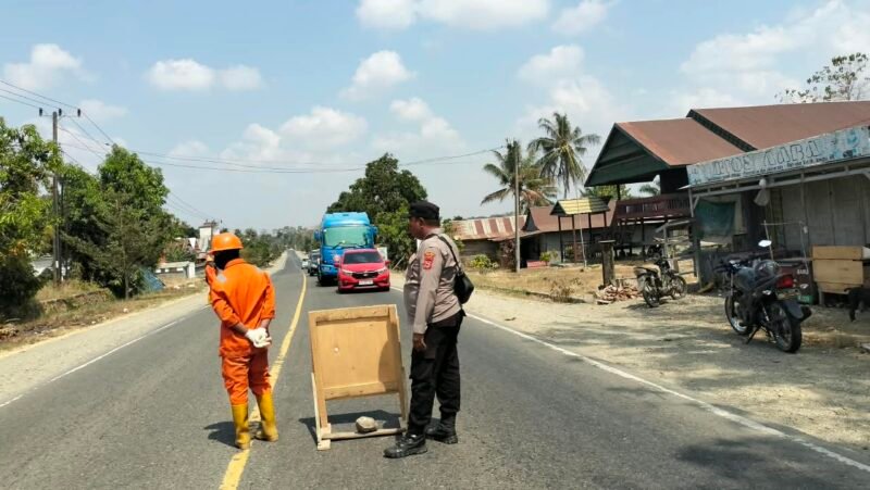 Personel Polsek Sajoanging secara aktif melaksanakan pengamanan serta pengaturan arus lalu lintas dalam kegiatan Recording Survei Seismik 2D 801 Km WK Sengkang di Desa Sakkoli, Kecamatan Sajoanging, Kabupaten Wajo, Senin (21/9/2026)