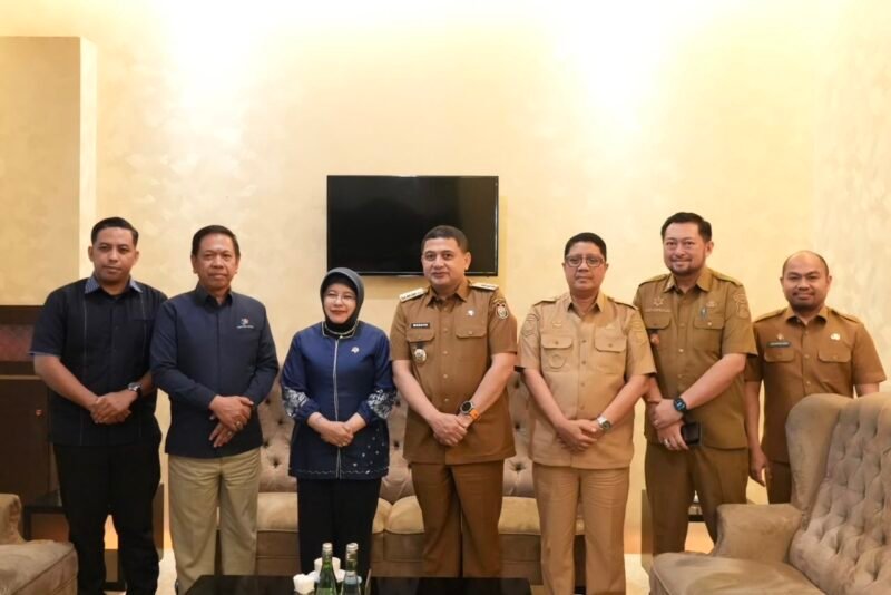 Wali Kota Makassar Munafri Arifuddin melakukan pertemuan dengan Kepala BPS RI, Amalia Adininggar Widyasanti, di Hotel Claro Makassar, Senin (21/9/2026)