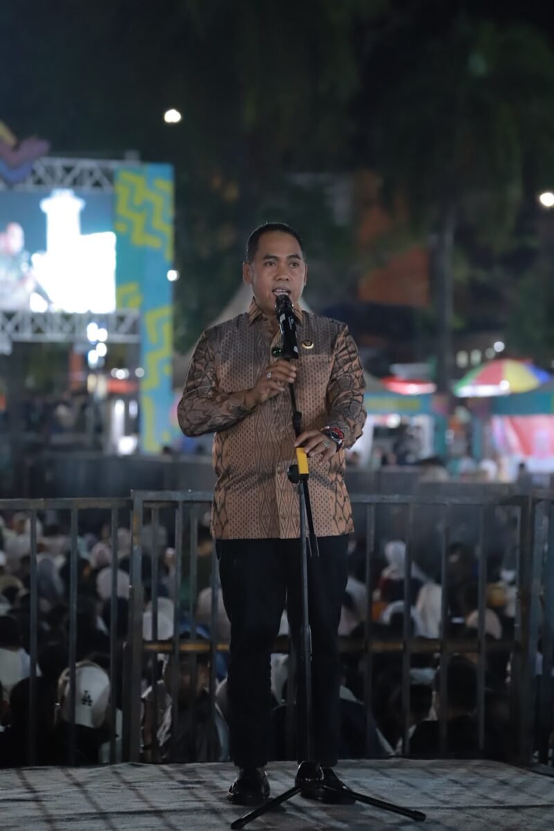 Bupati Wajo, Andi Rosman memberikan sambutan dan membuka secara resmi Festival Danau Tempe (FDT) 2026 di Lapangan Merdeka Sengkang, Rabu (23/9/2026) malam