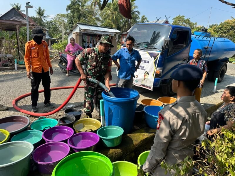 Babinsa Koramil 1406-01/Tempe Serka Rahmat Husain bersama Satgas Posko Terpadu Tanggap Darurat BPBD Kabupaten Wajo melaksanakan kegiatan pendistribusian air bersih di beberapa titik wilayah Kecamatan Tanasitolo, Kabupaten Wajo