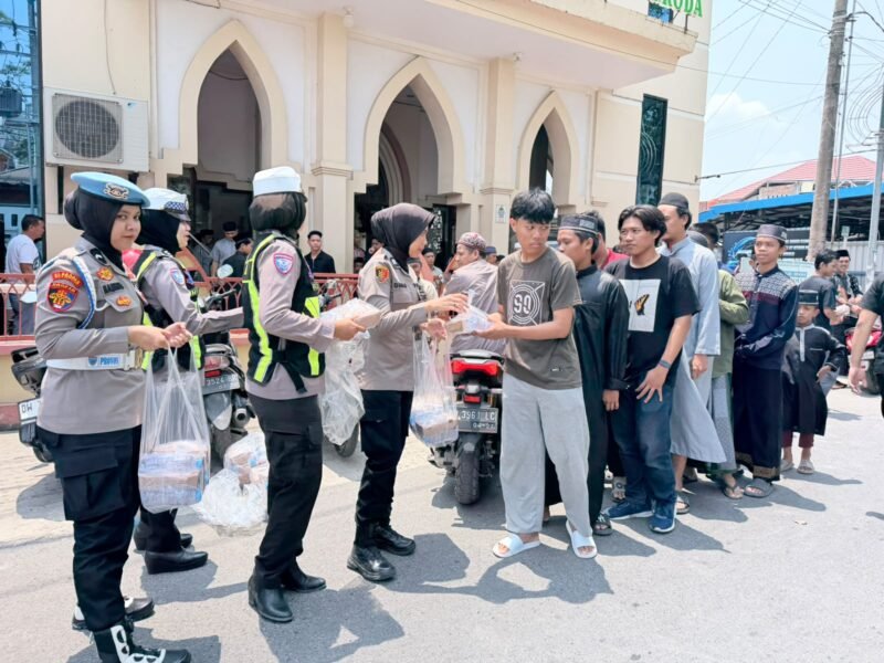 Jajaran Polisi Wanita (Polwan) Polres Wajo menunjukkan aksi nyata kepedulian sosial melalui kegiatan bertajuk