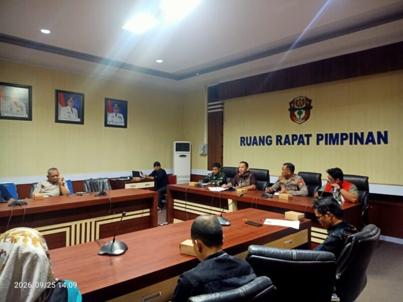 Rapat koordinasi antara Pemkab Wajo, perwakilan SPBU, jajaran Kepolisian, TNI, serta pihak terkait di ruang rapat pimpinan Kantor Bupati Wajo, Jumat (25/9/2026)