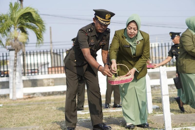 jajaran Kodim 1406/Wajo menggelar kegiatan ziarah rombongan di Taman Makam Pahlawan (TMP) Empagae, Desa Assorajang, Kecamatan Tanasitolo, Kabupaten Wajo, Senin (28/9/2026)