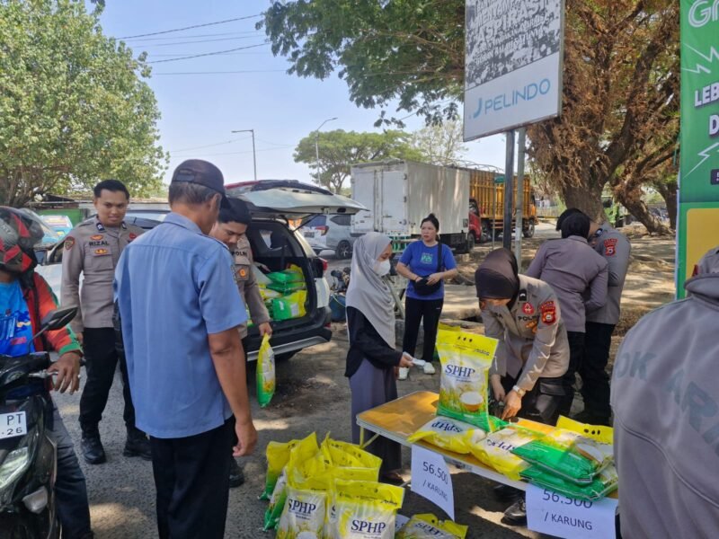 Biro SDM Polda Sulsel menggelar penjualan beras Stabilisasi Pasokan dan Harga Pangan (SPHP) Bulog dengan harga terjangkau, Senin (28/9/2026)