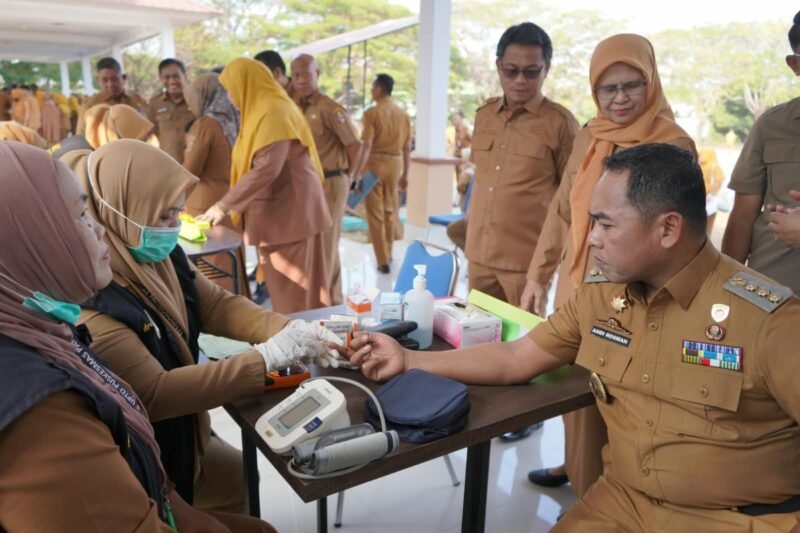 Pemerintah Kabupaten Wajo melalui Dinas Kesehatan menggelar program Cek Kesehatan Gratis (CKG) bagi aparatur sipil negara (ASN) di Tribun Lapangan Upacara Kantor Bupati Wajo, Senin (28/9/2026)