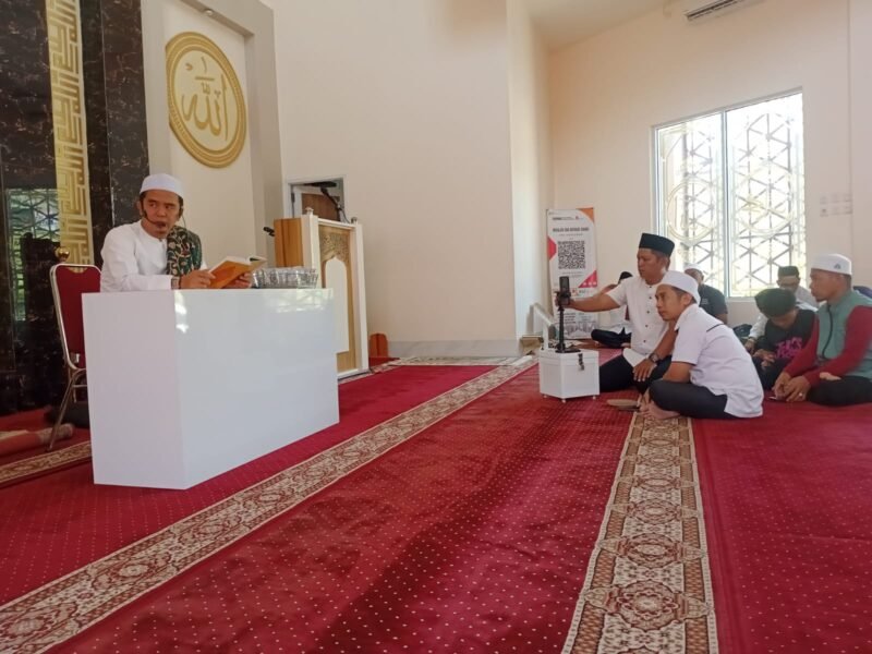 Pengurus Masjid Nur Idaroyani Dawi, Sengkang, Kabupaten Wajo, menggelar pengajian yang dihadiri pendiri Masjid Nur Idaroyani, H. Muhammad Idru, bersama sejumlah jamaah, Senin (28/9/2026)