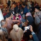 Sebanyak 700 anak yatim dan kaum dhuafa di Kabupaten Wajo menerima santunan dari Masjid At-Taubah Pasar Sentral Sengkang, Senin (7/9/2026)
